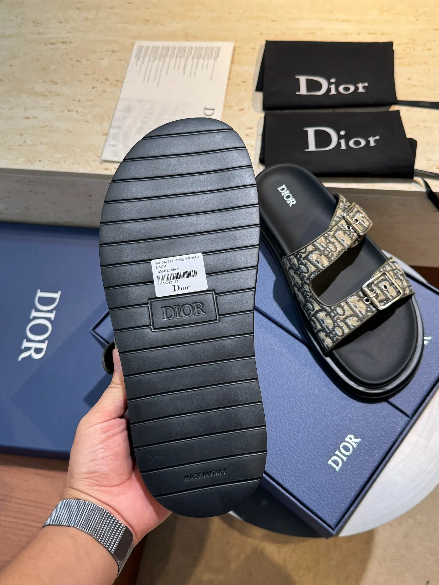 Factory price: 320💰Djia Aqua men's slippers and sandals, Dior's Aqua sandals are elegant and casual. The cross-strap design is reinterpreted in CD Diamond canvas, inspired by the brand's archives. Finished with a branded logo and tonal notch sole, they can be worn easily with shorts or jeans for a sophisticated look. Size:39-44(38 45 customized)